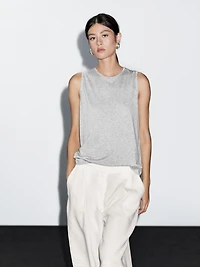 Sleeveless round neck T-shirt