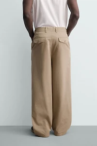 PLEATED WIDE FIT CHINO PANTS
