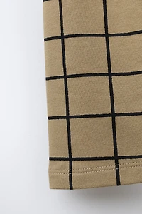 LEGGING À CARREAUX ET ÉTIQUETTE