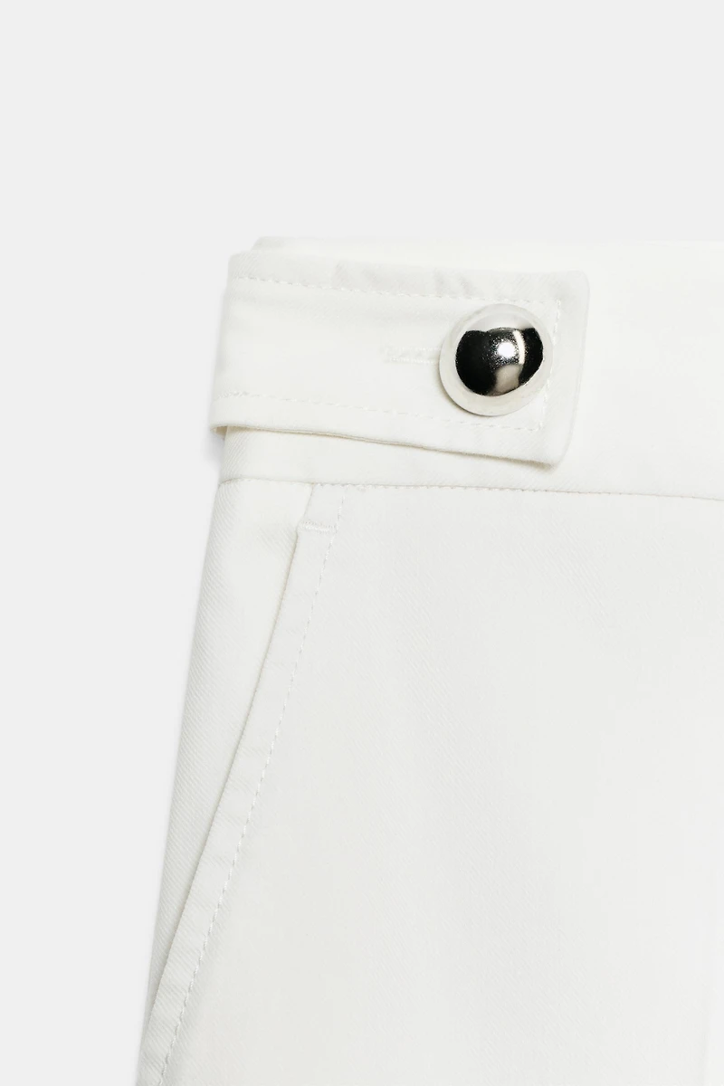 PANTALON À BOUTONS MÉTALLIQUES