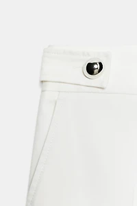PANTALON À BOUTONS MÉTALLIQUES