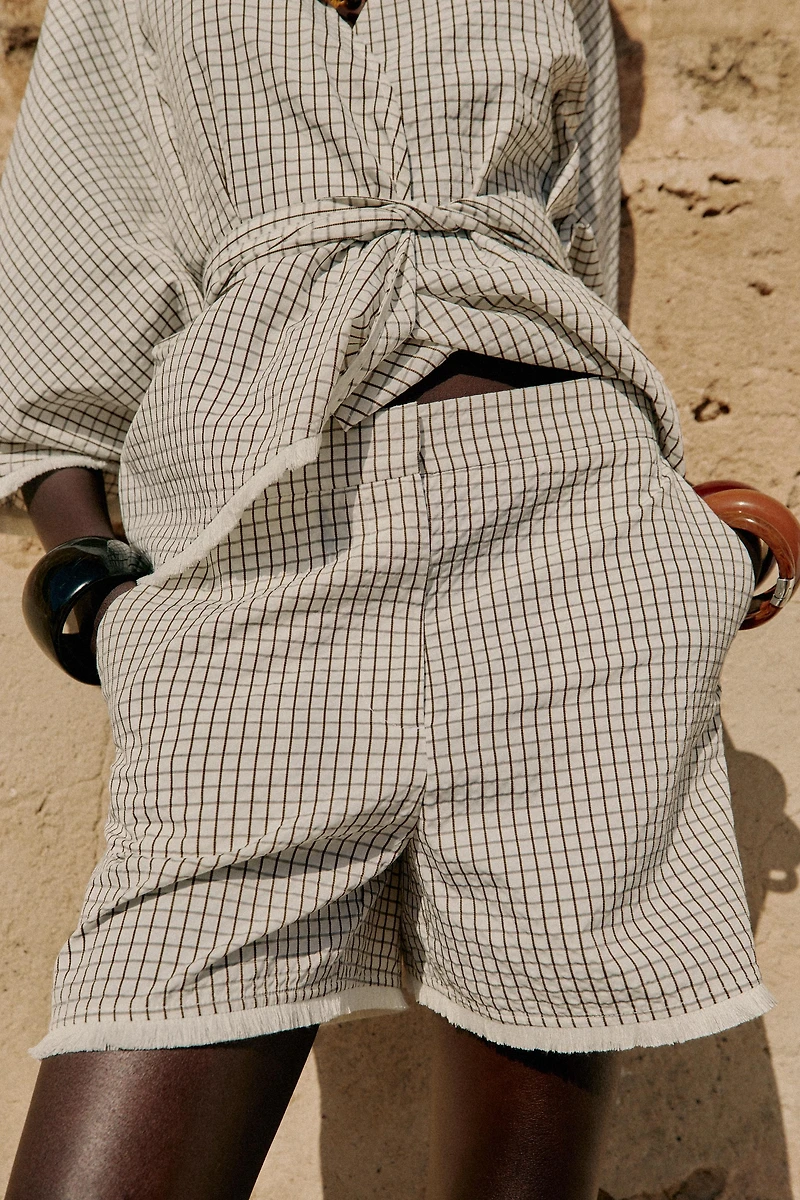DISTRESSED PLAID SHORTS