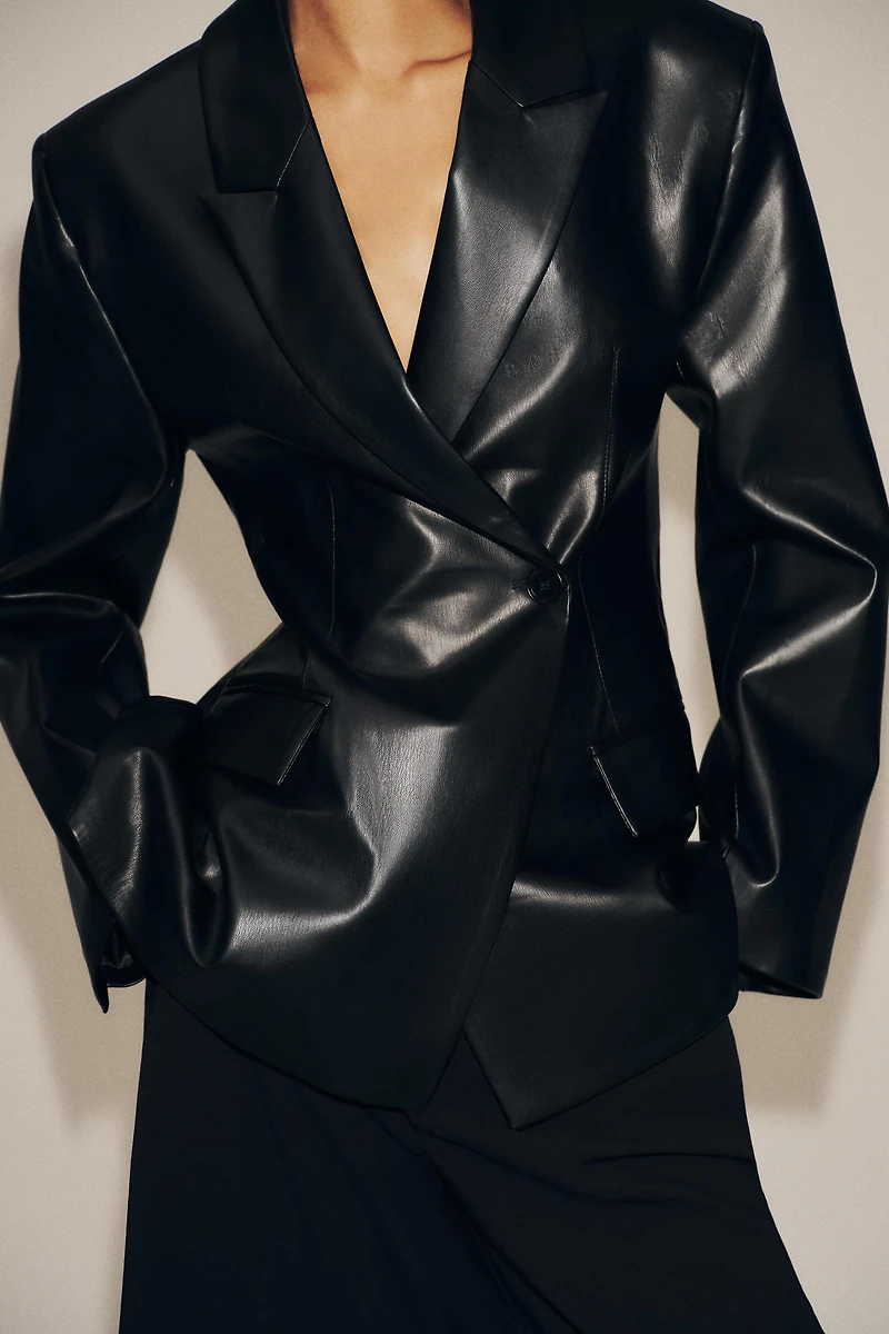FITTED FAUX LEATHER BLAZER