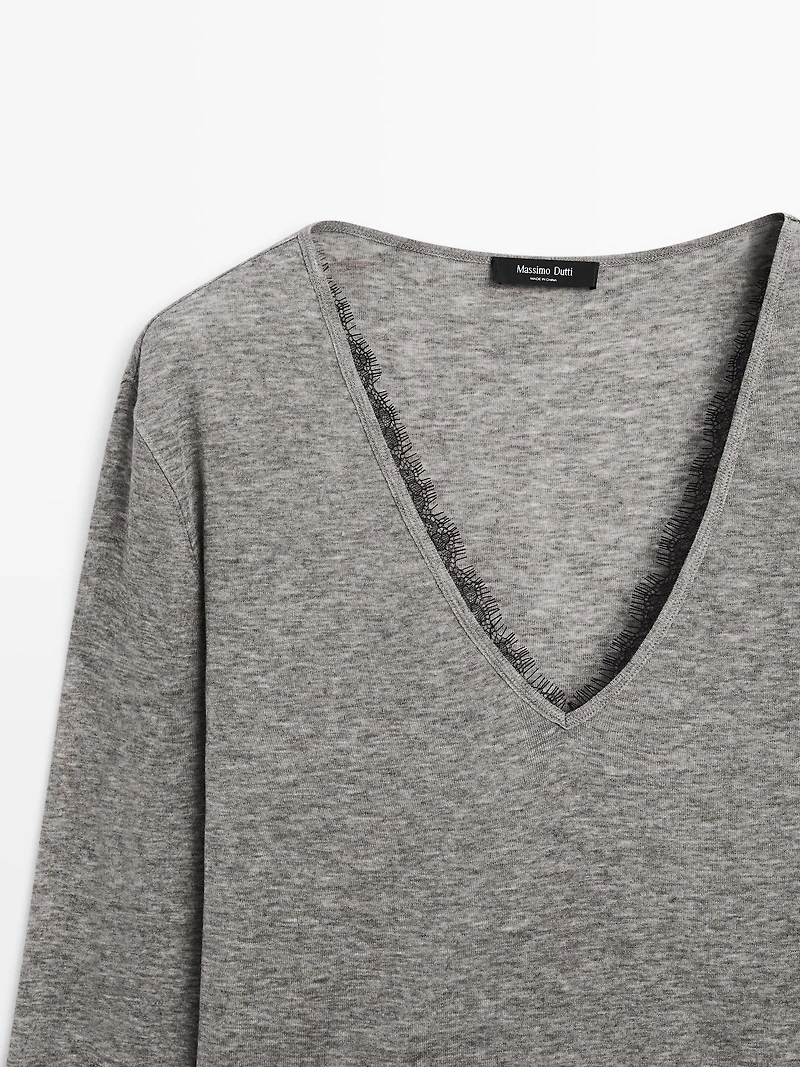 V-neck T-shirt with lace detail