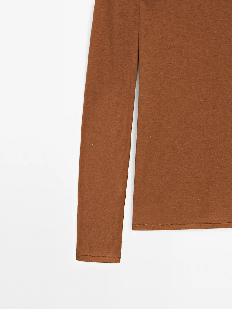 100% cotton T-shirt with neck detail