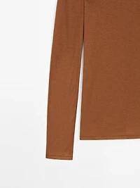 100% cotton T-shirt with neck detail