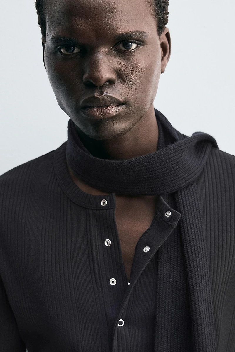 STRUCTURED HENLEY COLLAR T-SHIRT