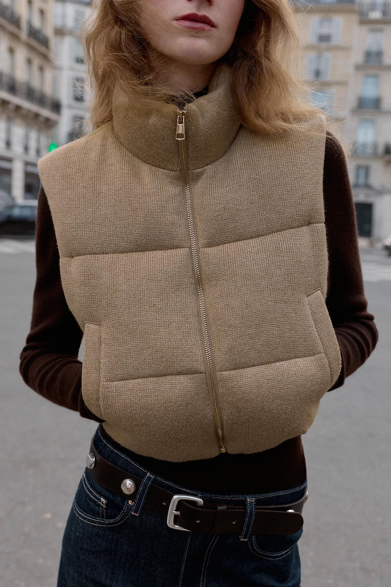 GILET COURT REMBOURRÉ EN MAILLE