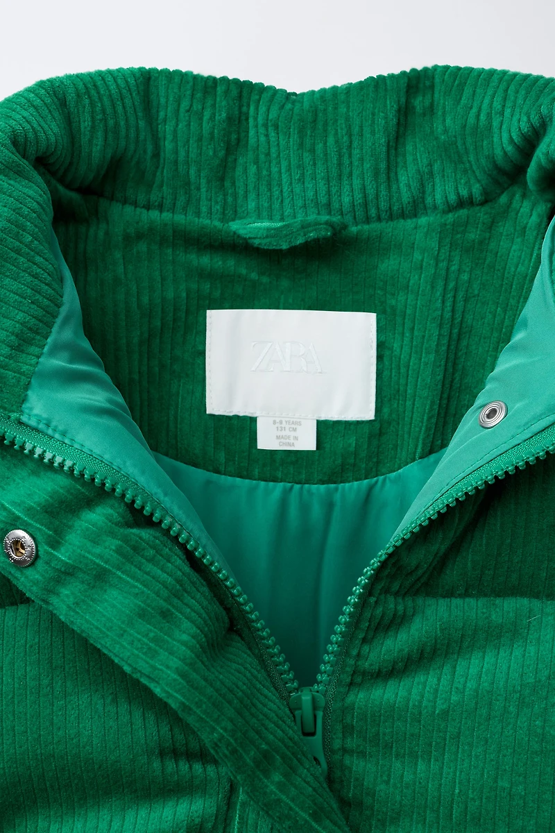 VESTE REMBOURRÉE EN VELOURS CÔTELÉ AVEC INSCRIPTION BRODÉE