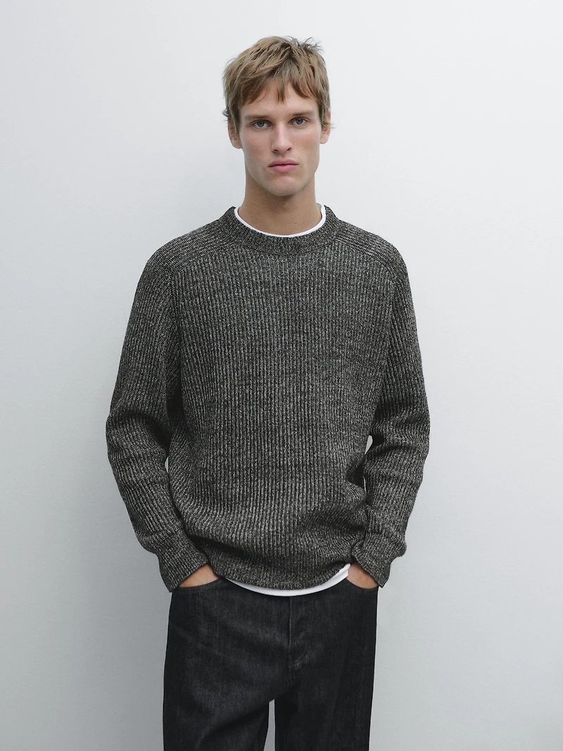 Two-tone knit sweater with raglan sleeves