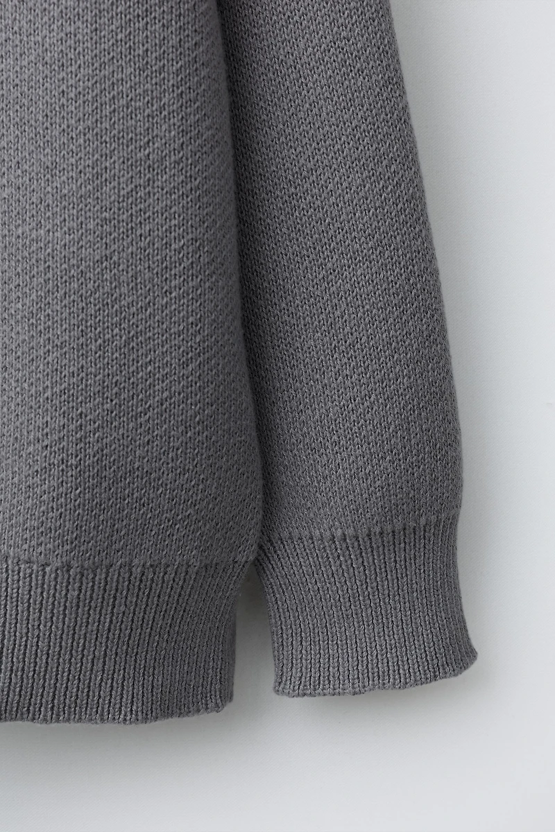 PULL EN MAILLE AVEC GRAFFITI BRODÉ