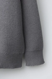 PULL EN MAILLE AVEC GRAFFITI BRODÉ
