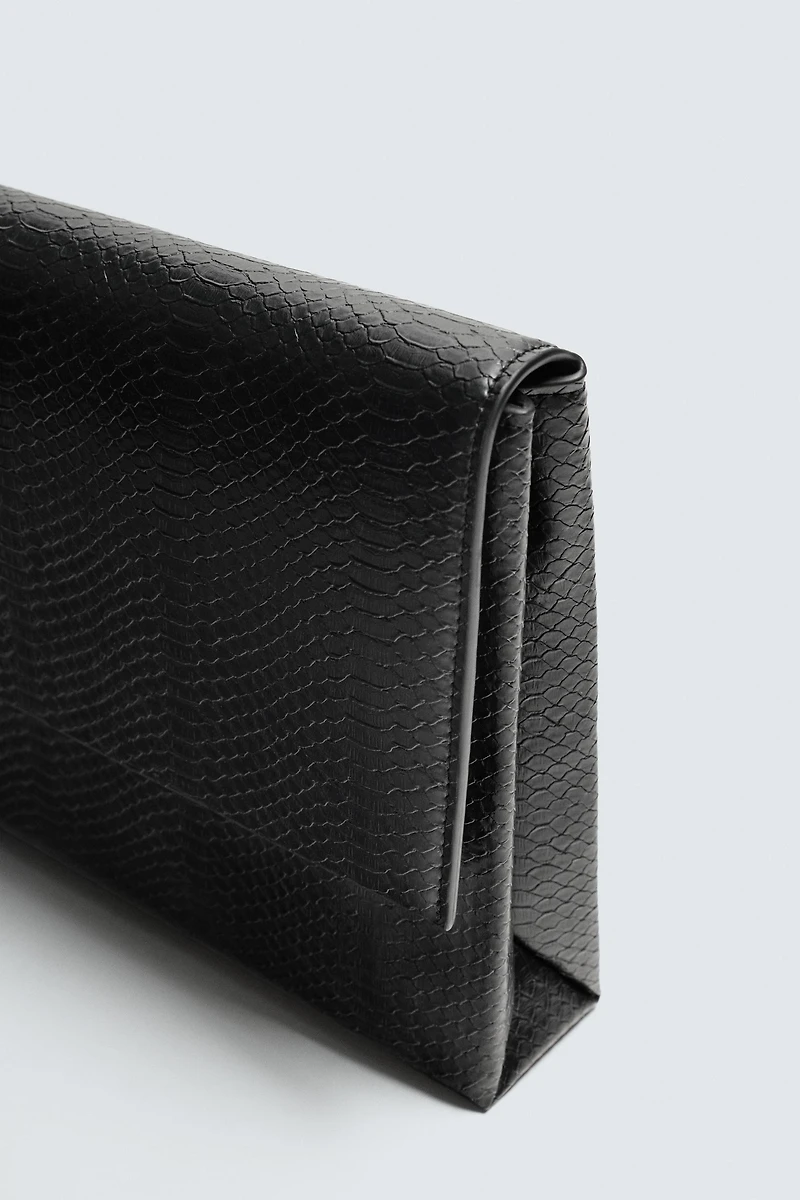TEXTURED CLUTCH