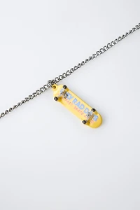 LOT DE DEUX COLLIERS SKATE