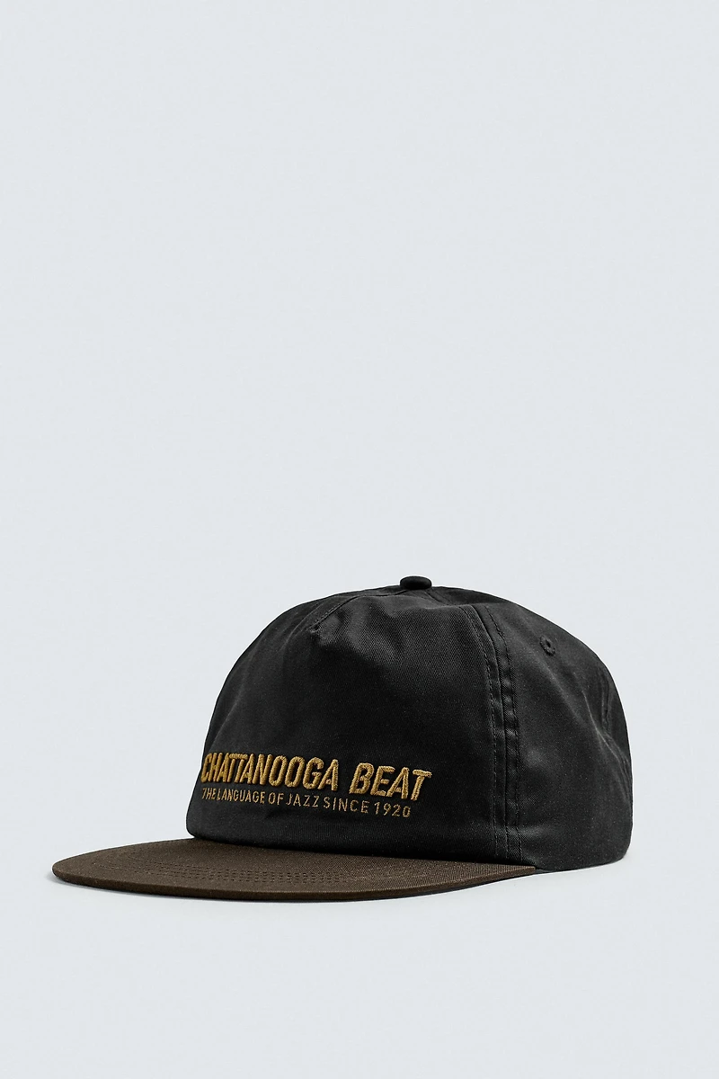 CASQUETTE À VISIÈRE PLATE BRODÉE