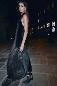 ROBE MI-LONGUE EN VELOURS AVEC DENTELLE