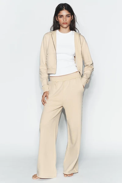 PANTALON EN MOLLETON EFFET DÉLAVÉ CLOUS