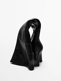 High-heel boots with elastic gores on the leg