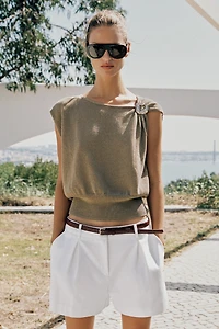 TOP EN MAILLE À FINITIONS