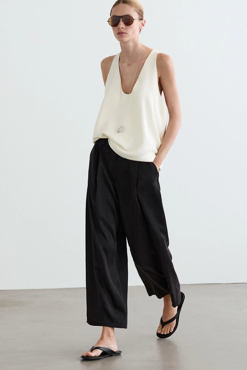 Flowing trousers with pleated details