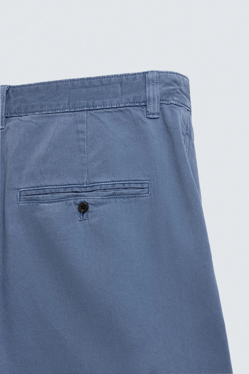 SHORT DÉLAVÉ À PLIS
