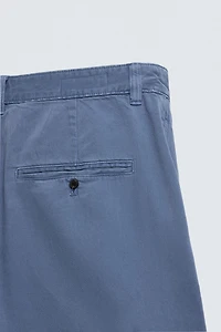 SHORT DÉLAVÉ À PLIS