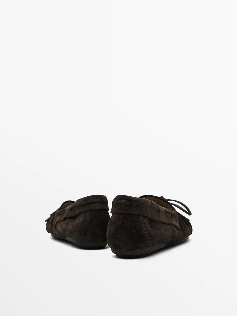 Split leather loafers with gathered bow