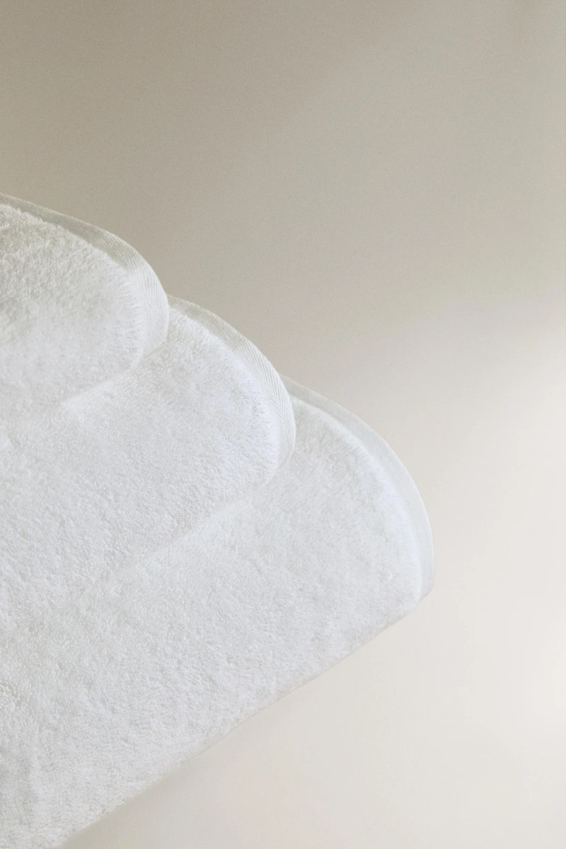 EXTRA SOFT COTTON BATH TOWEL (700 GSM)