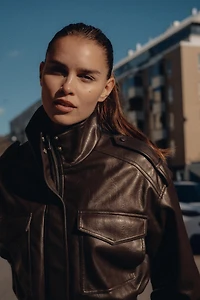 VESTE COURTE MATIÈRE SYNTHÈTIQUE