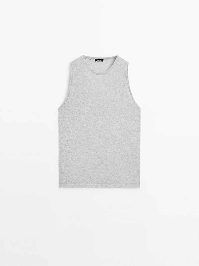 Sleeveless round neck T-shirt