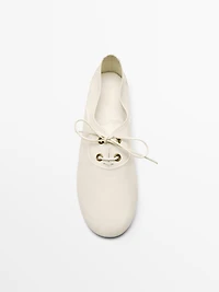 Soft leather lace-up shoes