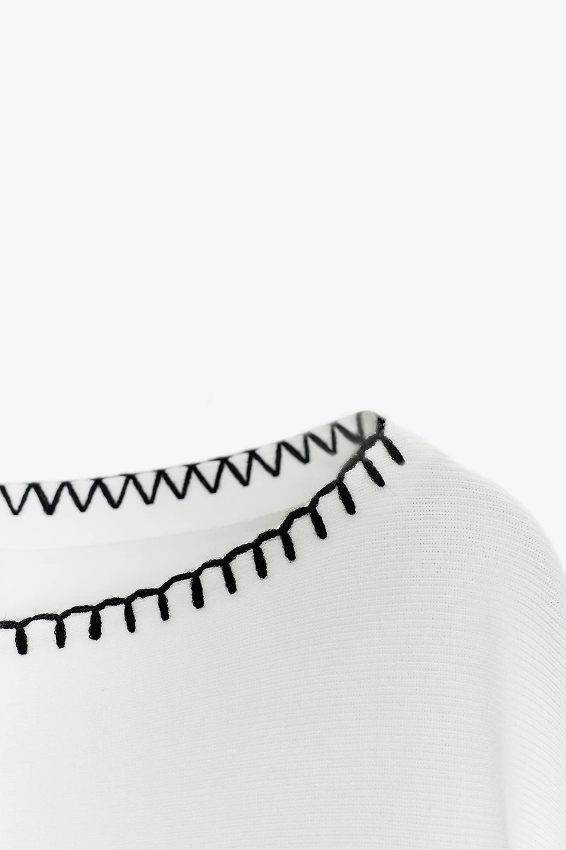 TOP EN MAILLE BRODERIES CONTRASTE