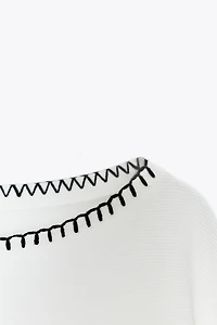 TOP EN MAILLE BRODERIES CONTRASTE