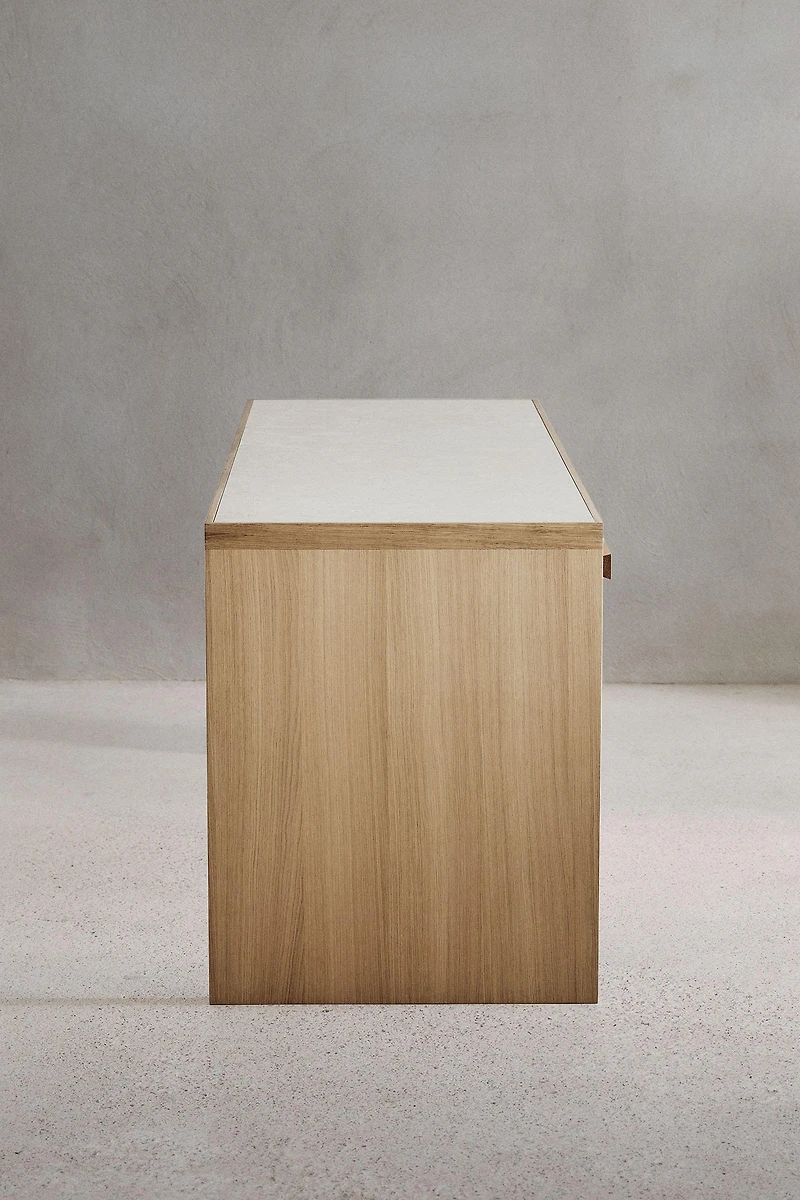 DESK 02