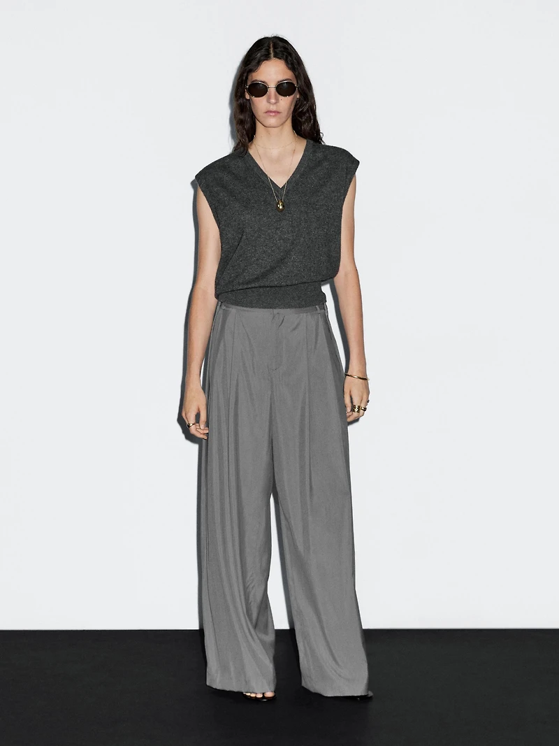 Flowing trousers with darts