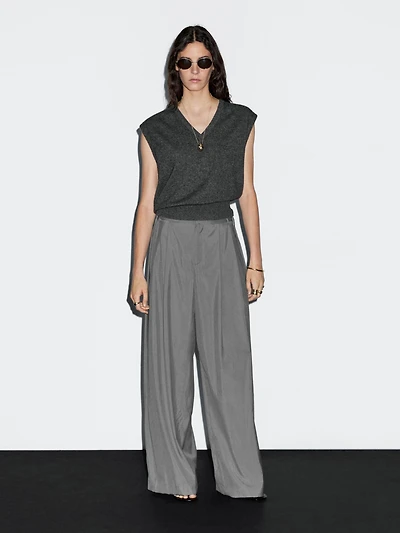Flowing trousers with darts