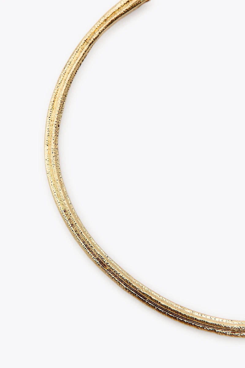 COLLIER RAS DU COU TEXTURÉ