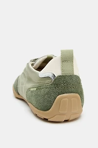 CONTRASTING RUNNING SNEAKERS