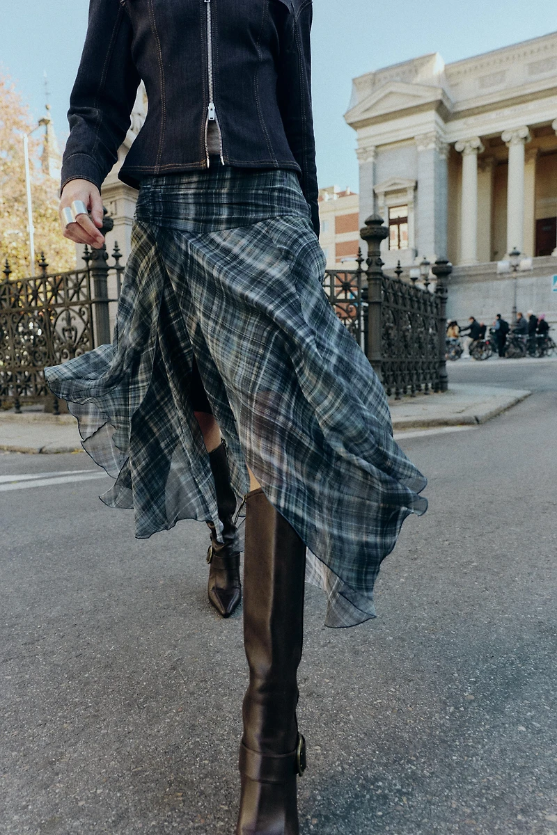 JUPE MI-LONGUE ASYMÉTRIQUE À CARREAUX