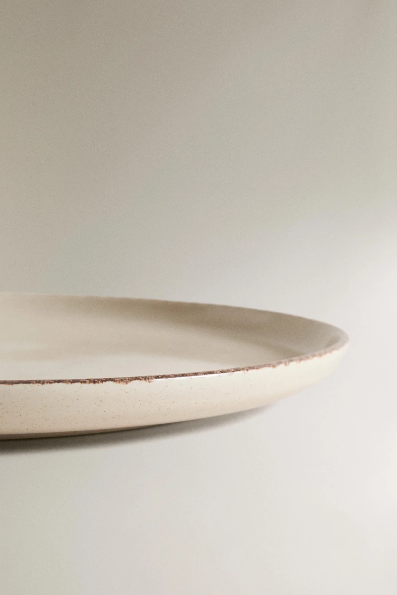 STONEWARE DINNER PLATE WITH AGED RIM