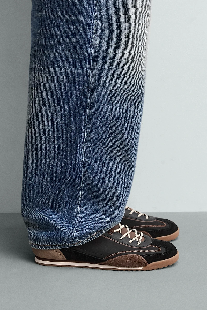 RETRO STYLE SNEAKERS