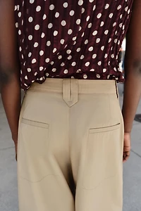 PANTALON À PINCES ET BAS REVERS