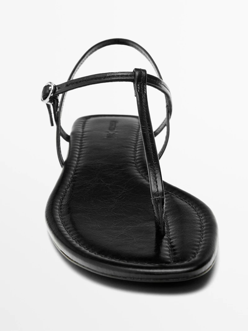 Strappy flat sandals with toe divider