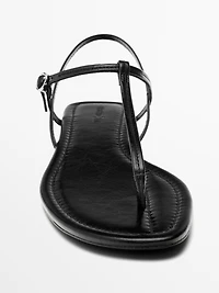 Strappy flat sandals with toe divider