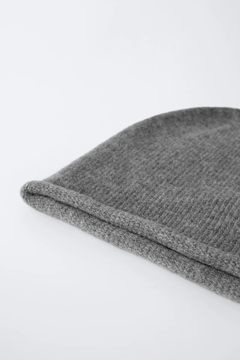 BONNET EN MAILLE AVEC LAINE