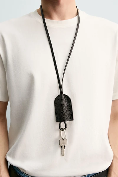 PORTE-CLÉS AVEC PENDENTIF EN CUIR