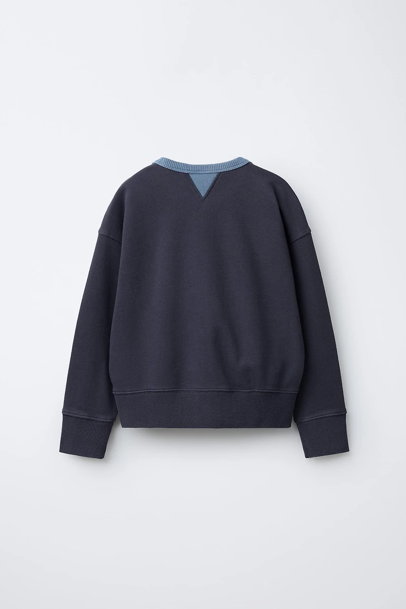 CONTRAST COLLAR SWEATSHIRT WITH CUTOUTS