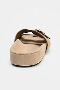 SANDALES EN DAIM À BOUCLES