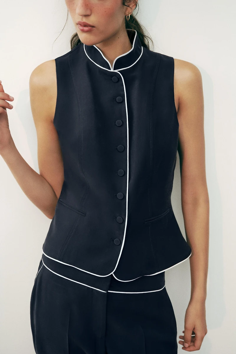 CONTRAST PIPING VEST
