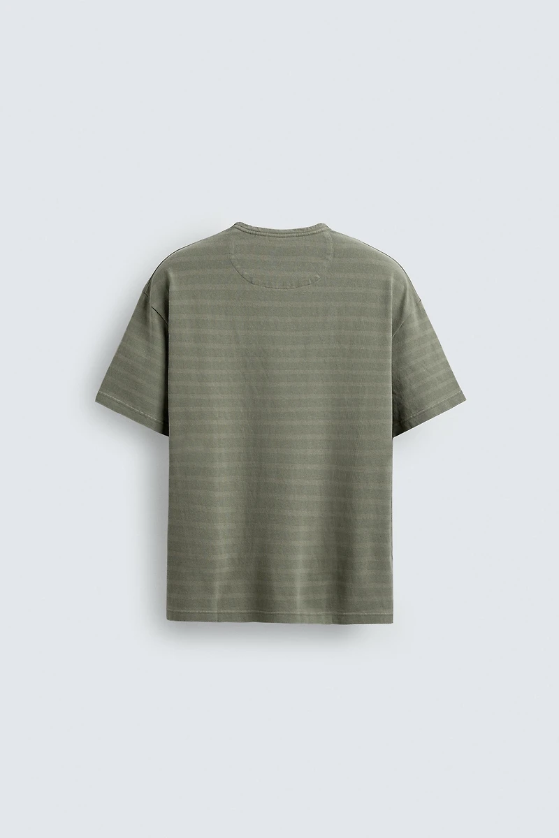 T-SHIRT DÉLAVÉ À RAYURES ET POCHE